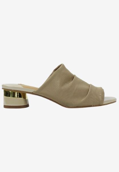 Right side view of Banan 