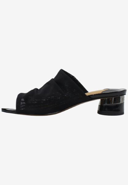 Left side view of Banan Black
