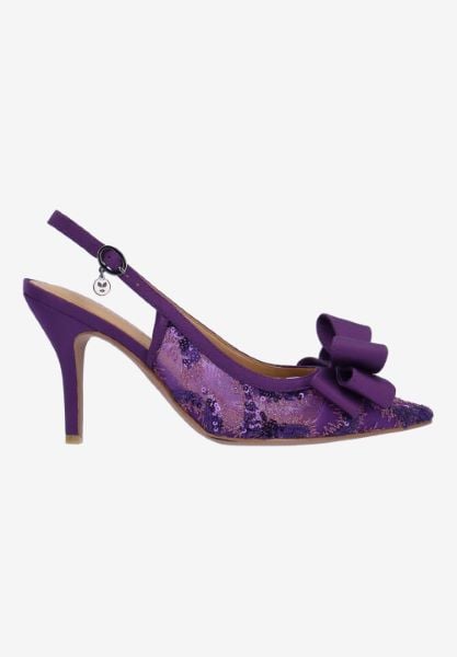 Right side view of Deloris 