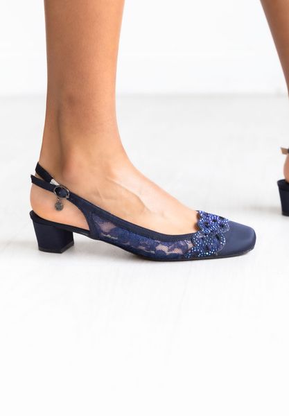 Lifestyle image of Faleece Navy