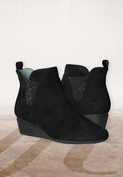 Lifestyle image of Hemalia BLACK SUEDE/RHINESTONES