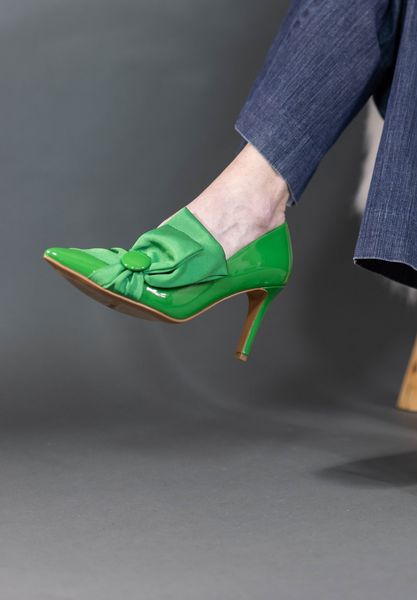 Lifestyle image of Hirisha GREEN PATENT/GROSGRAIN