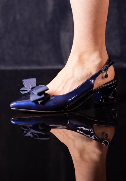 Lifestyle image of Kimma NAVY PATENT/GROSGRAIN