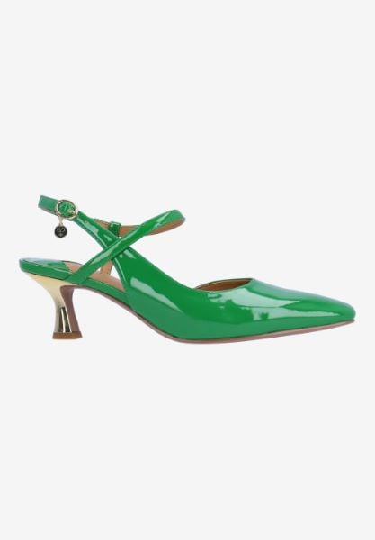 Right side view of Maretta 