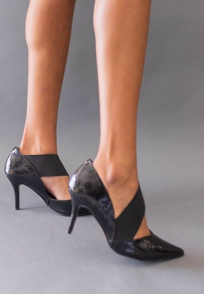 Lifestyle image of Miara BLACK SNAKE PRINT