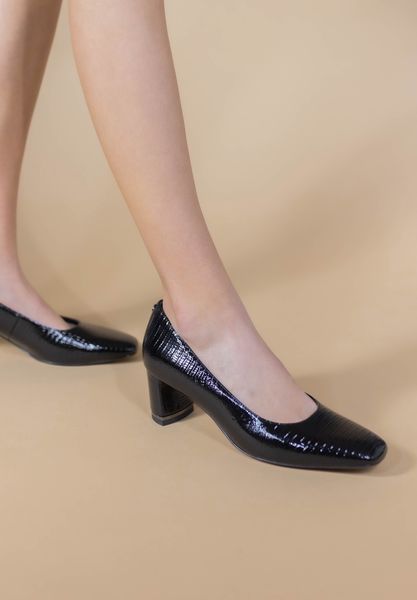 Lifestyle image of Olivienne BLACK LIZARD PRINT