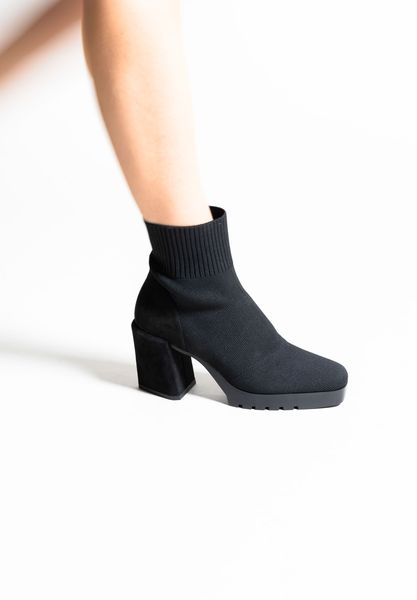 Lifestyle image of Poreli BLACK STRETCH KNIT