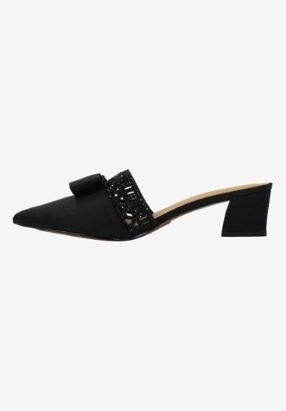 Left side view of Randa Black