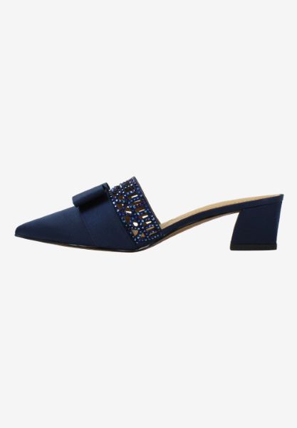 Left side view of Randa Navy