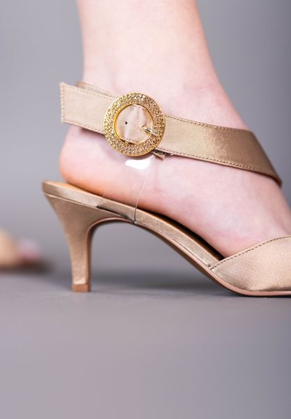 Lifestyle image of Safira BEIGE SATIN