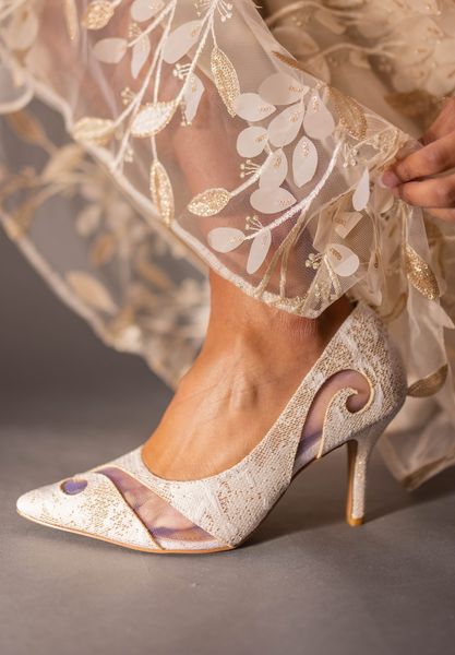Lifestyle image of Tassanie WHITE/GOLD GLITTER LINEN