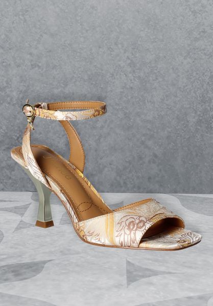 Lifestyle image of Vaarika YELLOW/WHITE FLORAL