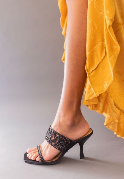 Lifestyle image of Vardana BLACK SATIN