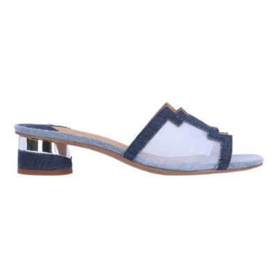 Right side view of Amorra 