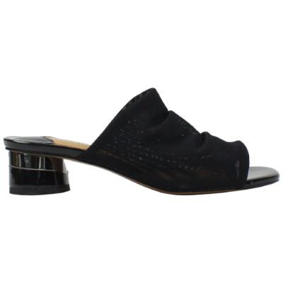 Right side view of Banan Black